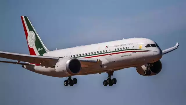El avión presidencial se encuentra en movimiento
