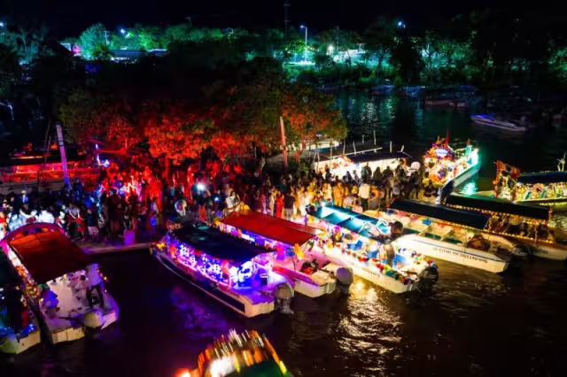 Realizan recorrido nocturno en embarcaciones, con procesiones y concursos entre la población