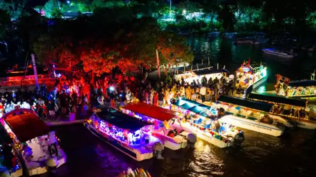 Realizan recorrido nocturno en embarcaciones, con procesiones y concursos entre la población
