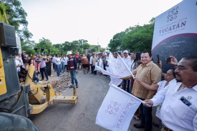 Joaquín Díaz Mena saca del abandono carretera de Oxkutzcab