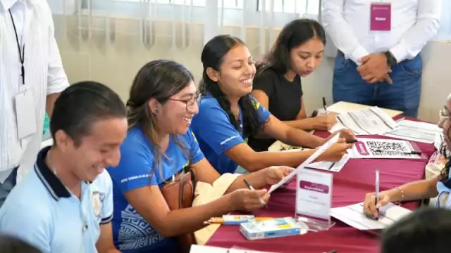 Invitan a universitarios a inscribirse a la beca Juventudes Renacimiento