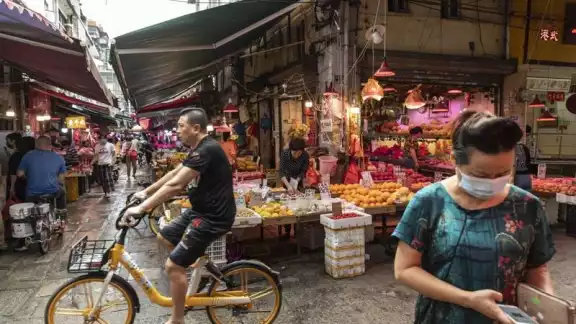 En algunas partes ya empiezan a comprar alimentos y productos de limpieza, así como ropa térmica por la entrada de una nueva ola de frío.