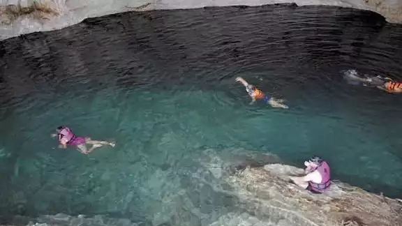 Se recomienda usar chalecos salvavidas para ingresar a un cenote en Yucatán Se recomienda usar chalecos salvavidas para ingresar a un cenote en Yucatán