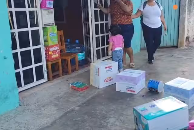 Además de agredirlas, también aventó a la calle algunas de sus cosas.