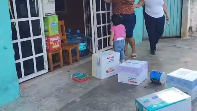 Además de agredirlas, también aventó a la calle algunas de sus cosas.