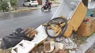 Basura invade camellones de Juan Pablo II en Mérida
