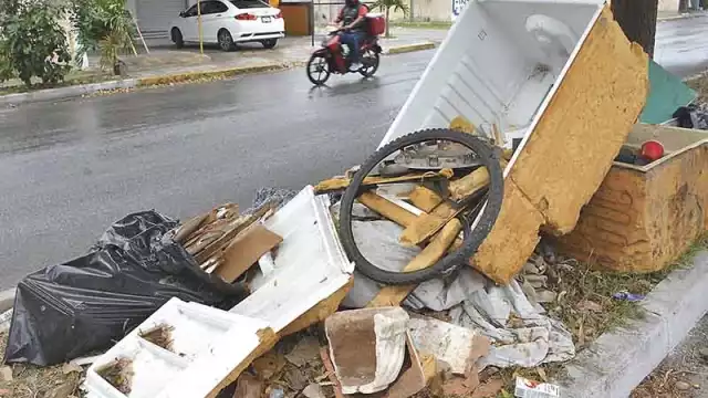 Basura invade camellones de Juan Pablo II en Mérida