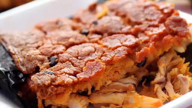 El mucbipollo es un platillo se consume, como: desayuno, comida o cena