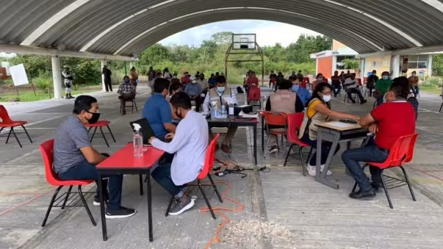 Las vacunas se aplicaron a los educadores.