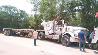 Tráiler vuelca con chatarra en Valladolid; el chofer sale ileso