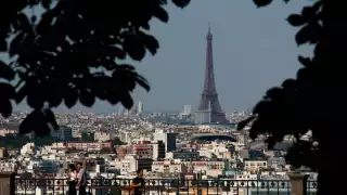 Los hombres fueron detenidos ya que fueron identificados por las prendas que usaron durante la agresión a la mexicana en el Campo de Marte, cercano a la Torre Eiffel.
