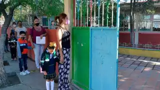 Los padres piden que los menores deben continuar con clases virtuales para estar seguros en sus hogares.