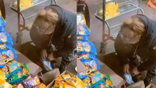 Exhiben a mujer empaquetando Sabritas pirata en algún puesto de la CDMX; usuarios se burlan de la situación y los nombran “sabriclones”
