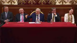 En sus redes sociales, el mandatario compartió la fotografía con la que describe que "impulsan el movimiento de la 4T