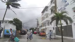 A pesar de la lluvia y el viento, turistas llegaron al puerto de Progreso. Foto: Jiménez Mendoza / Alfredo Canto May 