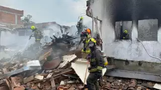 Impactantes videos de avioneta que se estrelló contra vivienda en Medellín