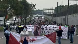 Integrantes del colectivo Frente Nacional de Izquierda Social del Estado de Puebla marchan hacia la Secretaría de Gobernación, en el centro de Ciudad de México