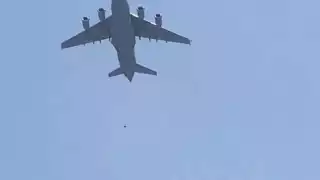 Restos humanos fueron encontrados en el tren de aterrizaje de un avión militar estadounidense que partió de Kabul, Afganistán