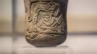 La vasija forma parte de una ofrenda ubicada en el Tramo III, que corre de Calkiní (Campeche) a Izamal (Yucatán), cerca de Maxcanú