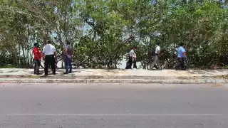 Se trata de un par de boxers, aparentemente de caballero, unos tenis y una toalla deportiva, esta última propiedad de la joven