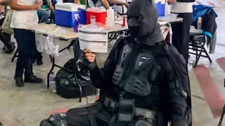 Batman acude a vacunarse contra la COVID-19 en CDMX