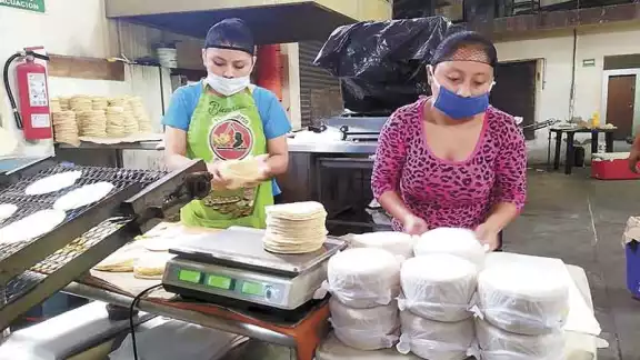 Los empresarios tratan de absorber los incrementos de los
ingredientes y evitar que ascienda el importe del alimento básico. Los empresarios tratan de absorber los incrementos de los
ingredientes y evitar que ascienda el importe del alimento básico.