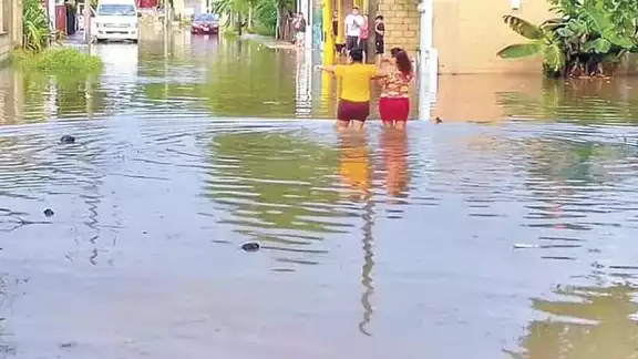 Fugas de agua potable se presentaron en la zona, se reportaron al menos tres desperfectos en el servicio. Foto: Alejandro Collí Fugas de agua potable se presentaron en la zona, se reportaron al menos tres desperfectos en el servicio. Foto: Alejandro Collí