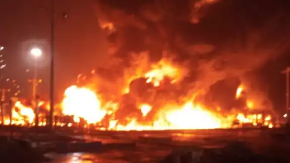 Rayo cae sobre refinería y provoca fuerte incendio en Tamaulipas dejando una persona muerta