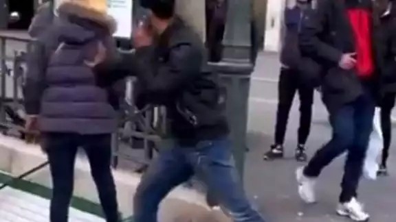 El momento de la agresión quedó captado en video y se hizo viral
