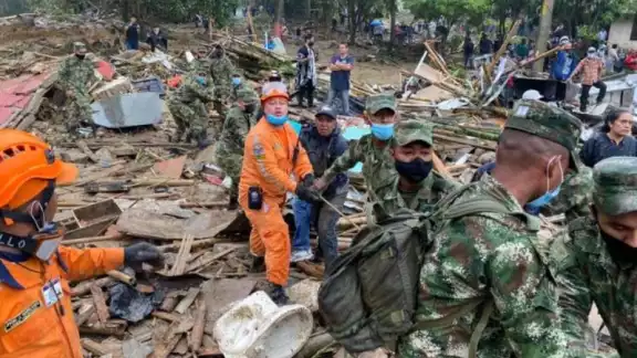 Brigadas de rescate siguen en el área del desastre removiendo tierra en busca de más víctimas o sobrevivientes.