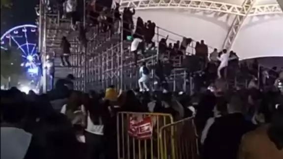 Abarrotan concierto de Santa Fe Klan en Velaria de la Feria de León