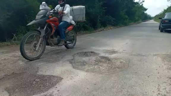 La carretera principal del poblado está en pésimas condiciones La carretera principal del poblado está en pésimas condiciones