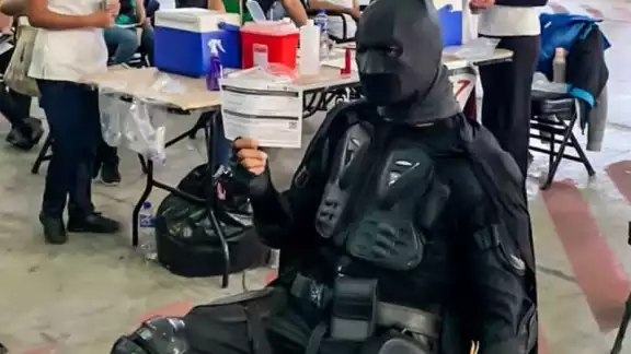 Batman acude a vacunarse contra la COVID-19 en CDMX Batman acude a vacunarse contra la COVID-19 en CDMX
