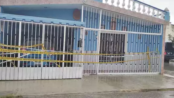 El predio continúa siendo resguardado por elementos policíacos. Foto: Armando Gamboa Romero.