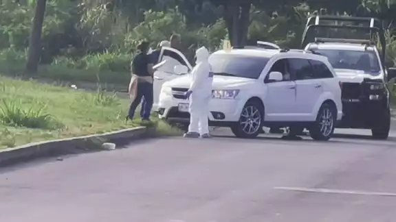 En la avenida Erick Paolo Martínez quedó la camioneta blanca de la víctima, la cual fue revisada por los peritos en busca de indicios, para dar con su paradero En la avenida Erick Paolo Martínez quedó la camioneta blanca de la víctima, la cual fue revisada por los peritos en busca de indicios, para dar con su paradero