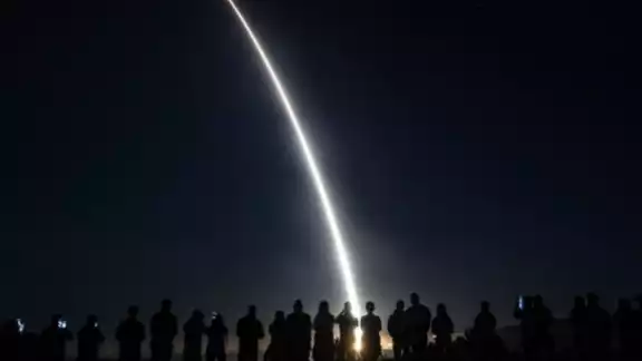 El misil Minuteman III fue lanzado desde una base en California