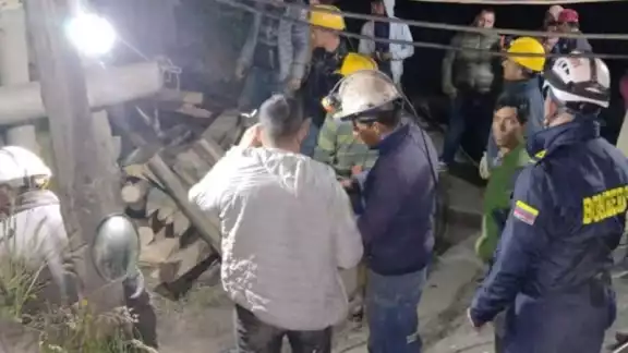 Al menos nueve obreros quedaron atrapados en una mina ilegal de carbón del municipio colombiano de Lenguazaque Al menos nueve obreros quedaron atrapados en una mina ilegal de carbón del municipio colombiano de Lenguazaque