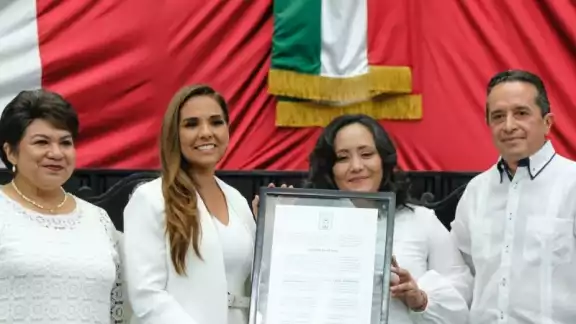 Mara Lezama recibió de manos de la diputada presidenta, Cristina Torres Gómez, un ejemplar enmarcado del bando solemne