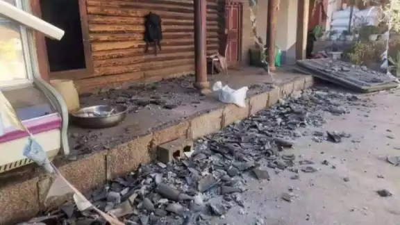 El temblor tuvo lugar a escasa profundidad cerca de la frontera que separa las provincias de Yunan y Sichuan, remeciendo la localidad turística de Lijiang