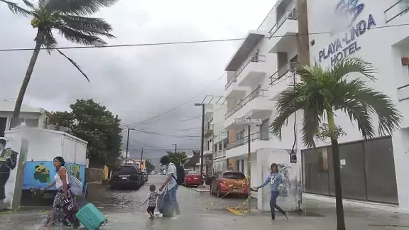 A pesar de la lluvia y el viento, turistas llegaron al puerto de Progreso. Foto: Jiménez Mendoza / Alfredo Canto May 
