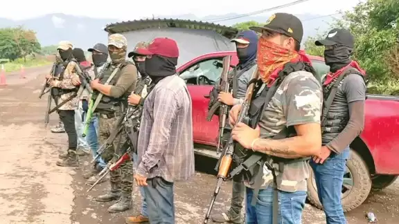 Habitantes de Michoacán formaron el grupo armado ‘Pueblos Unidos’ para defender sus cosechas del narco Habitantes de Michoacán formaron el grupo armado ‘Pueblos Unidos’ para defender sus cosechas del narco