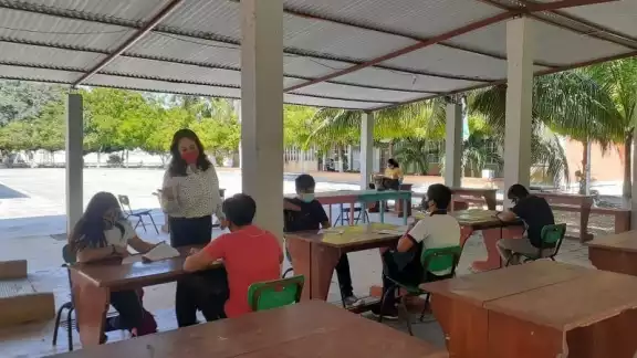 Maestros y padres de familia en polémica por el regreso a clases en Chetumal Maestros y padres de familia en polémica por el regreso a clases en Chetumal