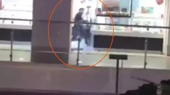 Uno de los ladrones utiliza un mazo para romper los aparadores y las vitrinas Uno de los ladrones utiliza un mazo para romper los aparadores y las vitrinas