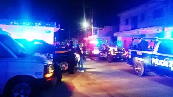 En el lugar había más de 50 personas bebiendo, además de meseras y narcomenudeo