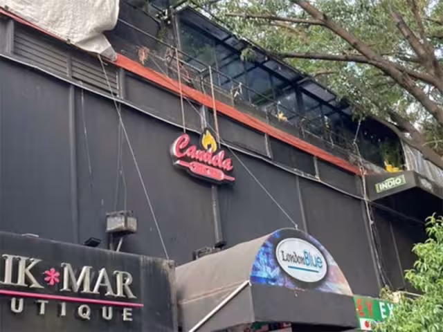 Los policías reportaron que dos hombres fueron heridos de bala; uno de los responsables huyó en una ambulancia