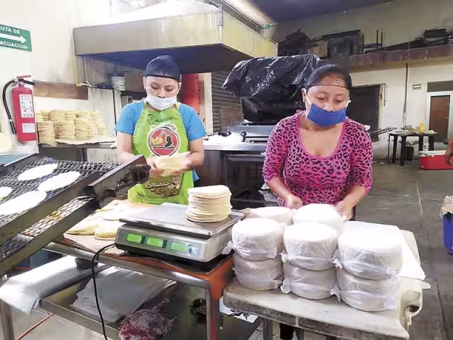 Los empresarios tratan de absorber los incrementos de los
ingredientes y evitar que ascienda el importe del alimento básico.