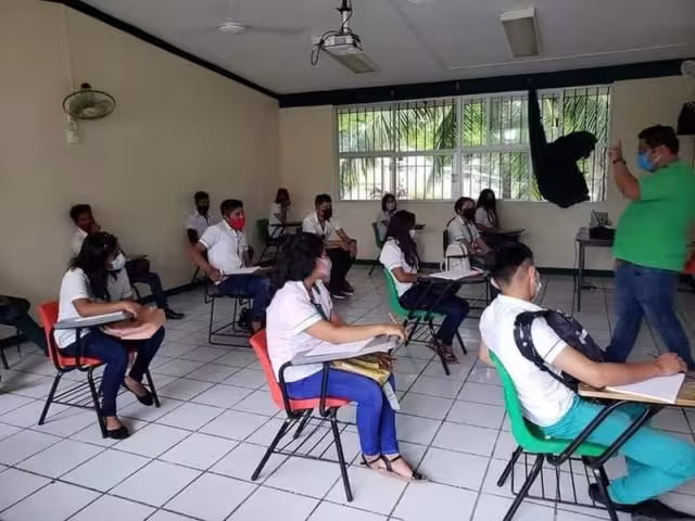 Los protocolos implementados por la SEQ en las escuelas han sido activados correctamente, asegura su titular