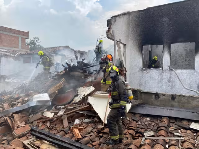 Impactantes videos de avioneta que se estrelló contra vivienda en Medellín