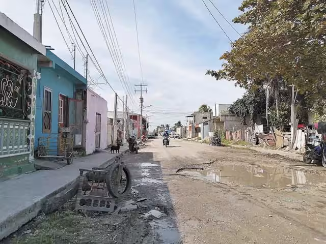 Vecinos denuncian falta de alcantarillado en calles de Progreso