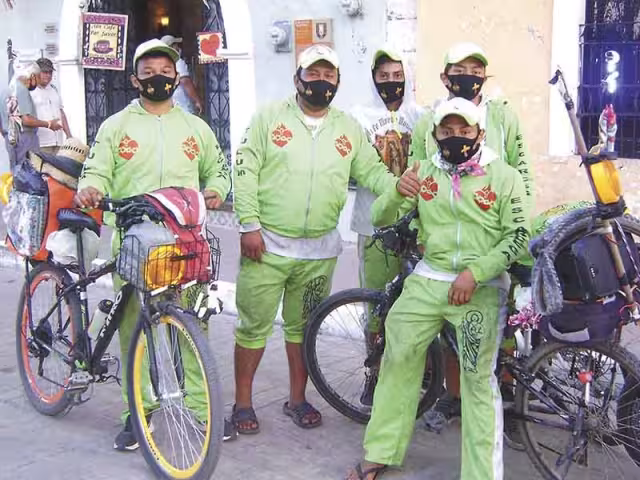 Los antorchistas llegan en bicicletas o a pie.